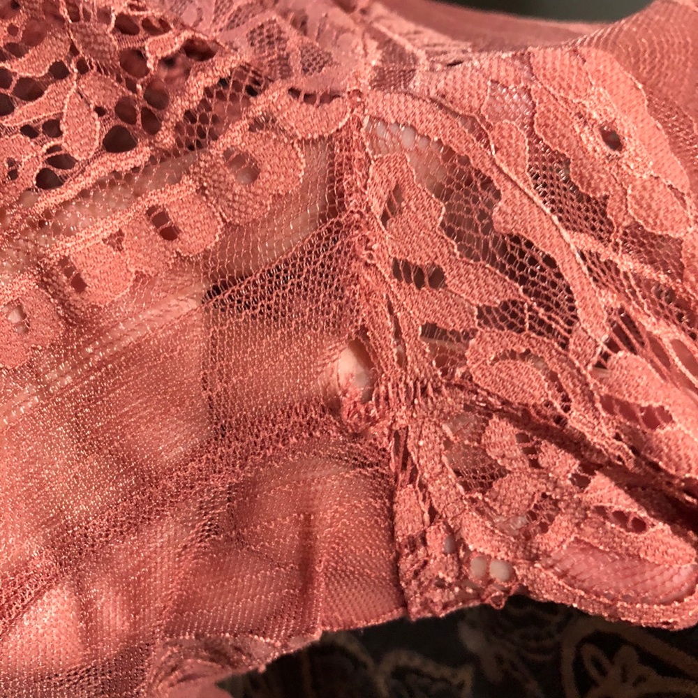 Gorgeous lace bell sleeve top with matching cami - Picture 5 of 5
